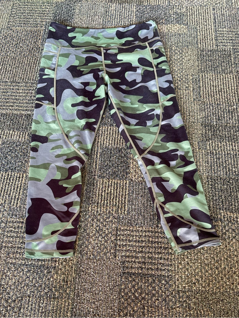 Ziya Active USA Women’s Camo Leggings with Pockets- Green/Black